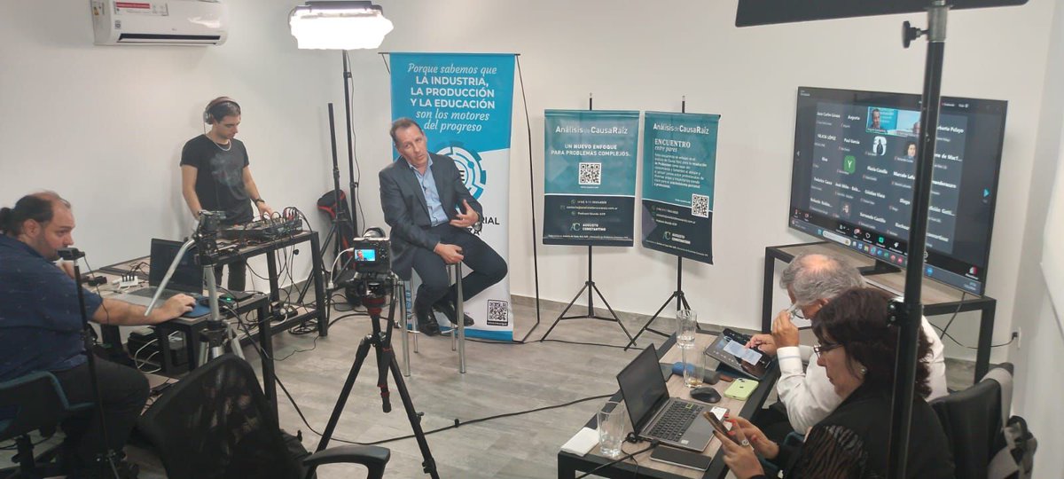 SologicLatAm's tweet photo. ¡Un vistazo al detrás de escena del último Encuentro entre Pares del año! ✨

Cada detalle, desde la preparación técnica hasta el ambiente de conexión, fue pensado para que esta experiencia híbrida permitiera a todos sentir que formaban parte de algo especial. https://t.co/T4hPWmYdDi