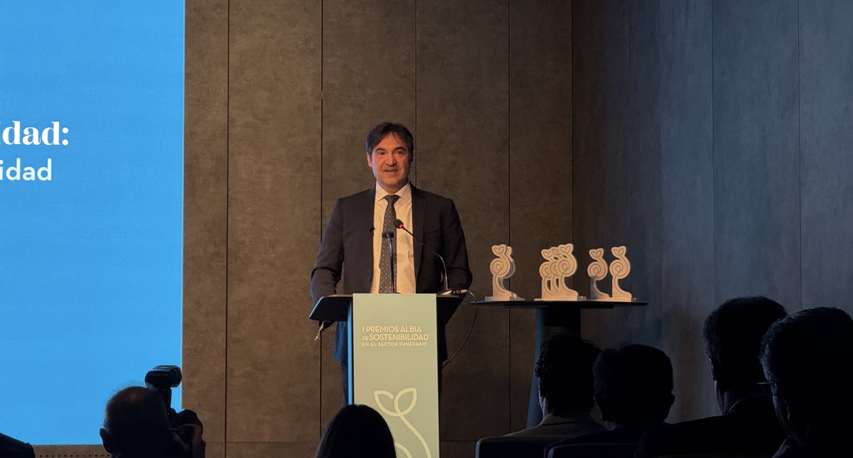 Corresponsables's tweet photo. “El hecho de hoy reunirnos aquí a premiar las iniciativas sostenibles tan solo refuerza nuestro camino de impulso hacia un futuro mejor a través de la innovación y el compromiso. La sostenibilidad no es una cosa de un día, es algo constante y una tarea conjunta” 🌎♻️

🗣️ Carlos Gallego, Director de #Sostenibilidad en @GrupoAlbia interviene ante los cerca de 200 asistentes a los #PremiosAlbiaSostenibilidad