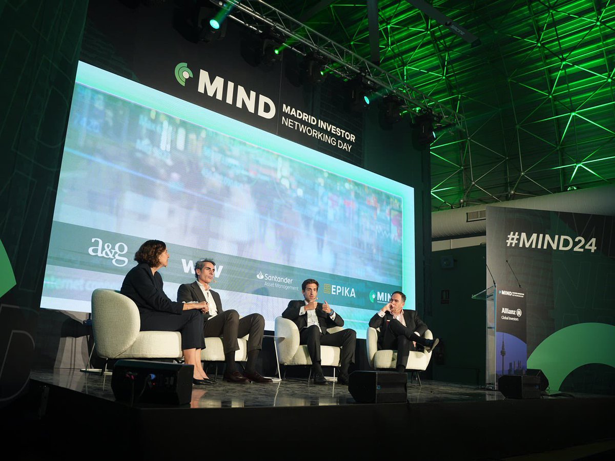 💡”Cada inversión tiene que tener su puesto en la cartera”. Esta es una de las ideas que se han desarrollado en #MIND24 sobre la Total Portfolio Approach. 

Gisela Medina, (BBVA) con Jesús Ruiz Castañeda, (Santander AM), Alejandro Olivera (WTW) y Diego Fernández (A&amp;G).