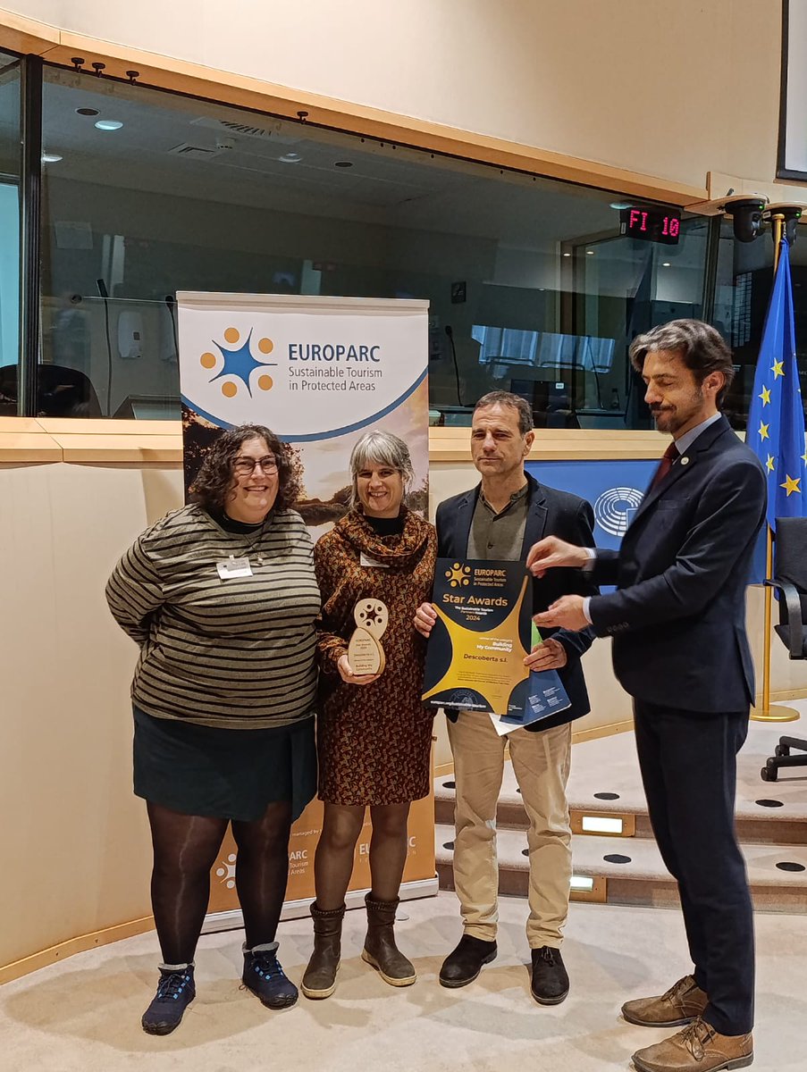 xarxadeparcs's tweet photo. 🏆L’empresa @DescOberta_pro, del #ParcGarraf, rep el premi @EUROPARC  Star pel seu impacte a la comunitat
ℹ️ https://t.co/EmjfjhhdEW https://t.co/KmOcT0H08Y