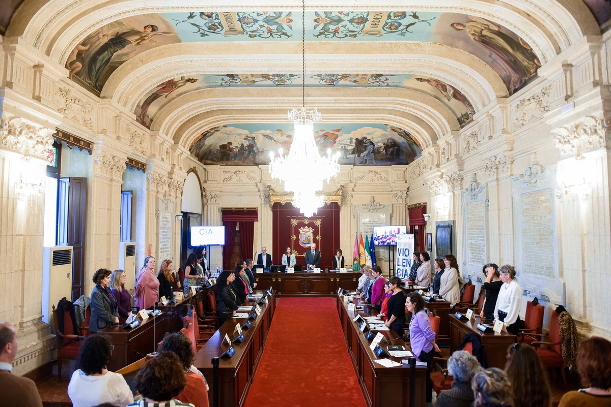 El alcalde, <a href="/pacodelatorrep/">Paco de la Torre</a>, ha presidido esta tarde el Consejo Sectorial de las Mujeres en el Salón de Plenos, junto a la vicepresidenta del Consejo y edil de <a href="/MLGparticipa/">Málaga Participa</a>, Mar Torres, otros ediles de la Corporación y representantes de las asociaciones de mujeres.
