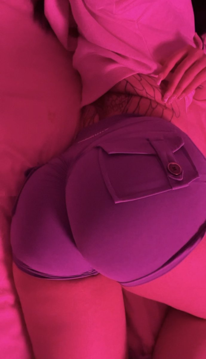 tiny waist, big booty… are you a fan? 😏 https://t.co/M0MFThLmFv