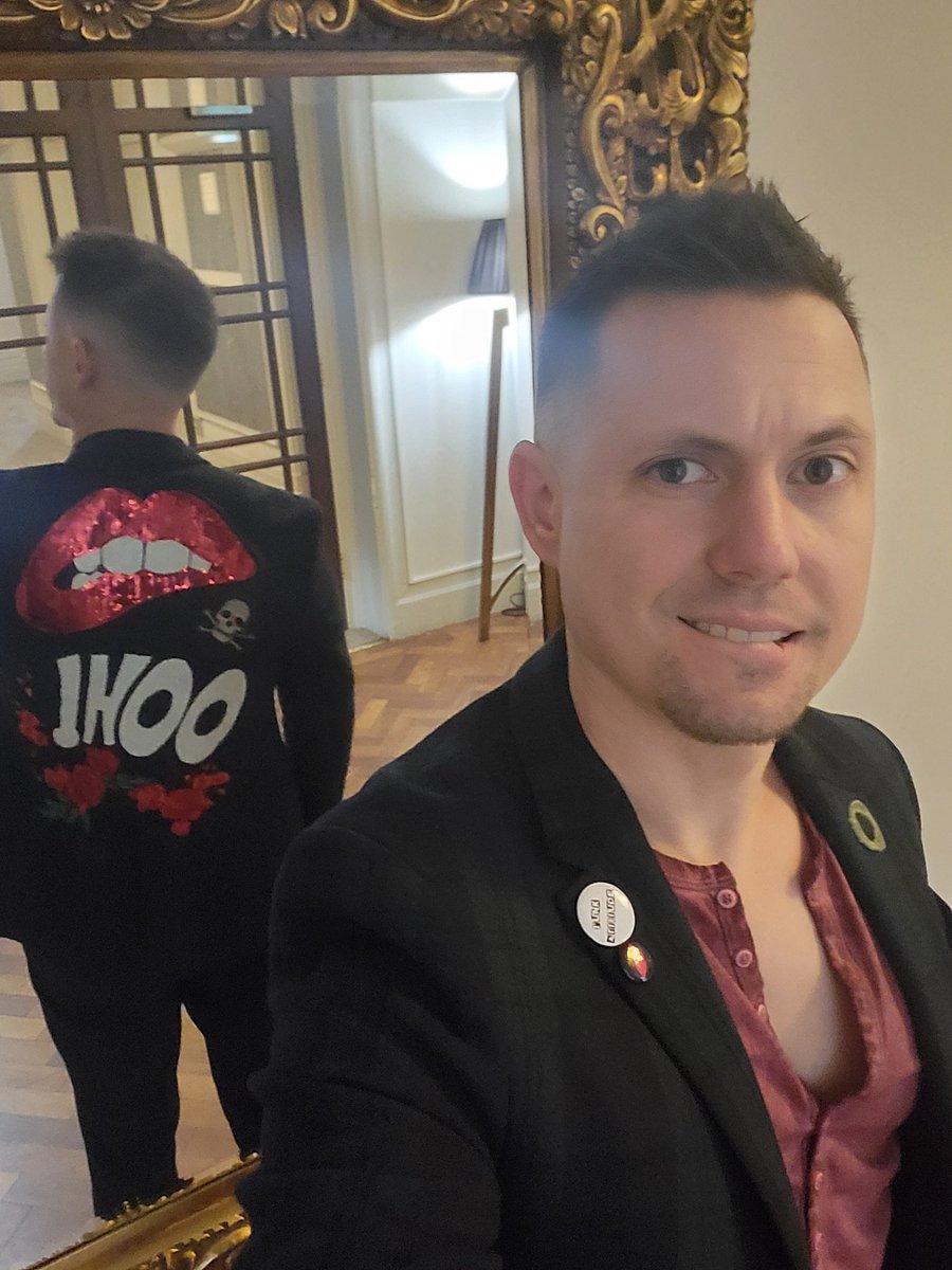 ImTomFarthing's tweet photo. Had to break out the flashy jacket #GoldenJoystickAwards https://t.co/JabWPqCbdl