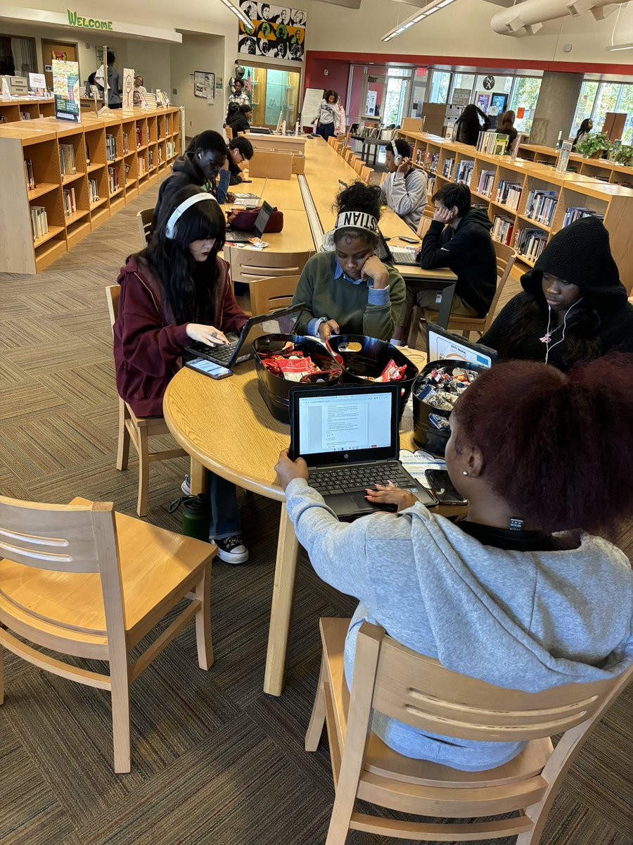 Apply to College/Mini College Fair is underway! <a href="/AchieveAtlanta/">Achieve Atlanta</a> <a href="/CounselorsNAHS/">NAHS Counselors</a>