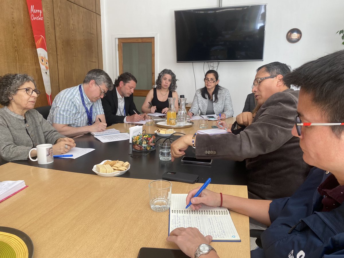 opsomschile's tweet photo. Directora del Instituto de Salud Pública de Chile @ispch junto a equipos técnicos, se reúne con Representante de OPS/OMS🇨🇱@GEscalanG y asesora en sistemas y servicios de salud @CarinaVanceEC para abordar oportunidades de cooperación técnica y trabajo conjunto #SaludParaTodos https://t.co/WsLCb8ovjp