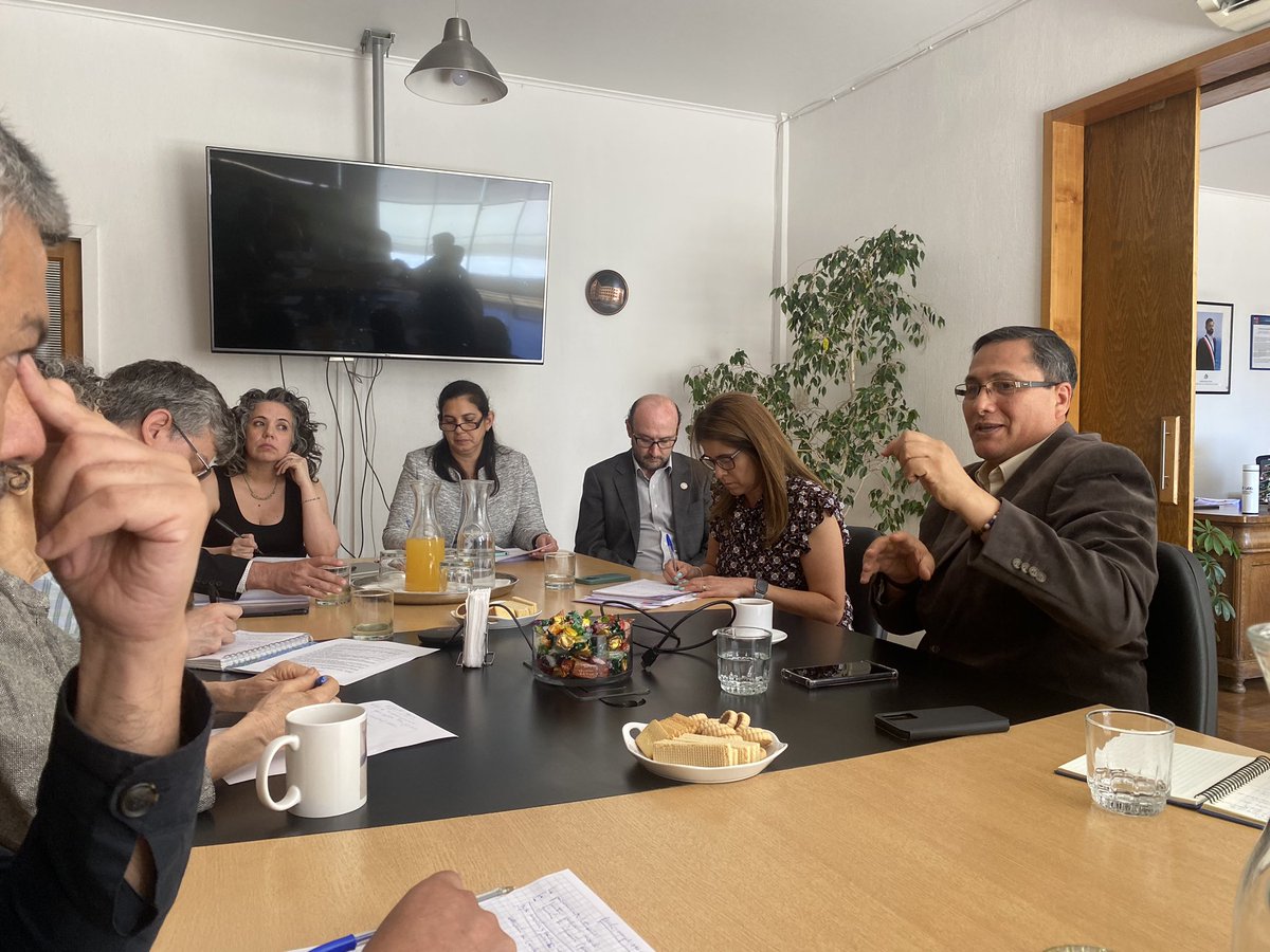 opsomschile's tweet photo. Directora del Instituto de Salud Pública de Chile @ispch junto a equipos técnicos, se reúne con Representante de OPS/OMS🇨🇱@GEscalanG y asesora en sistemas y servicios de salud @CarinaVanceEC para abordar oportunidades de cooperación técnica y trabajo conjunto #SaludParaTodos https://t.co/WsLCb8ovjp