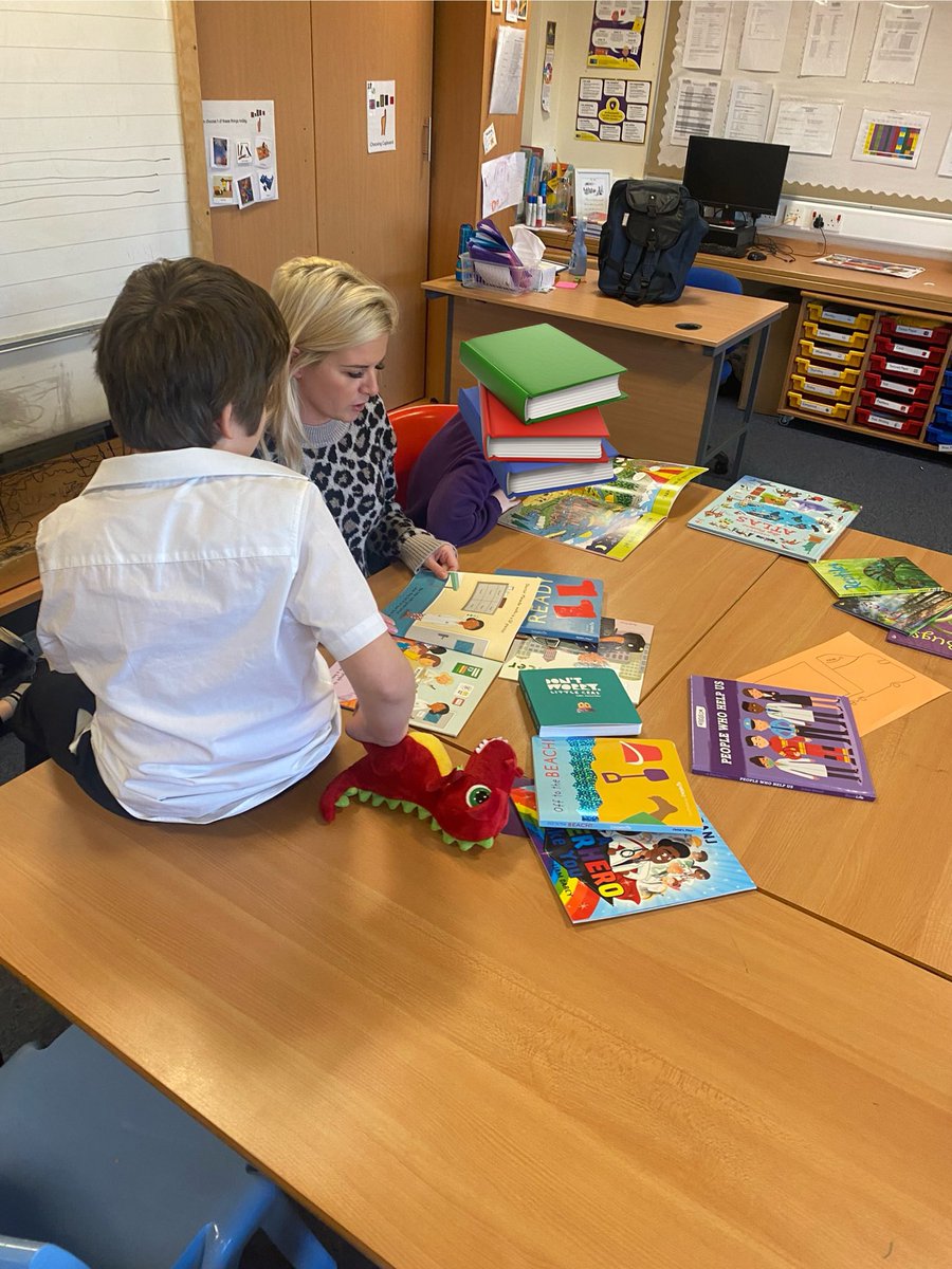 MissCarswell10's tweet photo. Room 1 explored lots of books for our reading afternoon with parents this afternoon. We enjoyed our dinosaur themed story tray and explored lots of other books too! 📖 @HareleeshillPS @HareReads #itsSLC https://t.co/hsNprIuvNc