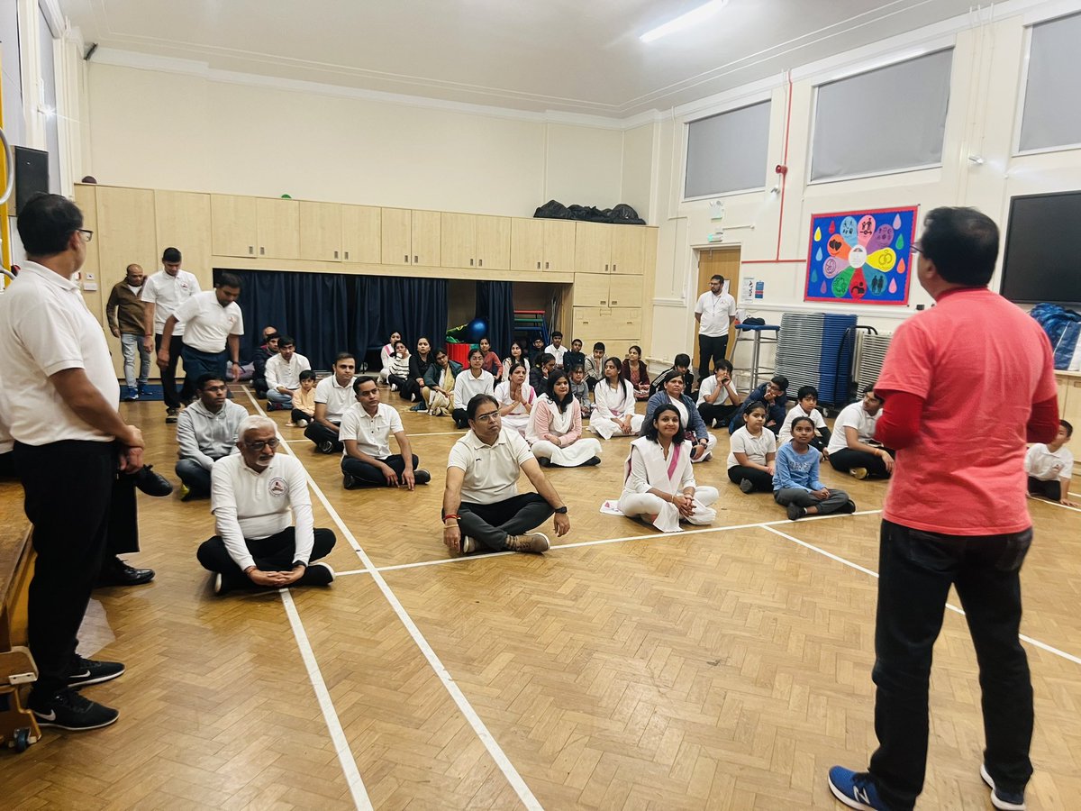 We were absolutely delighted to receive a donation from the #Leeds HSS Sakha group. Thanks for organising a worthwhile charitable walk to raise funds for #GraceAndCare #communitykitchen. 
Your generosity will help those in need 🙏
#fundraisingforacause #fundraisingforcharity