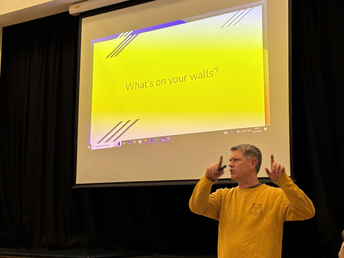 <a href="/JamesBlakeLobb/">Mr B-L</a> talking about the stuff on your walls having a purpose. #TeachmeetSussex <a href="/TMSussex/">TeachMeet Sussex</a>