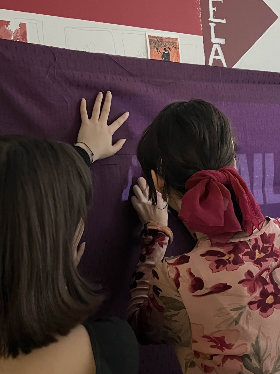 🔴 Atelier peinture de banderole

👉 En amont de la journée de lutte contre les violences faites aux femmes, nous avons peint une banderole avec le mot d'ordre "Travailleuses en formation, unies contre l'oppression" !