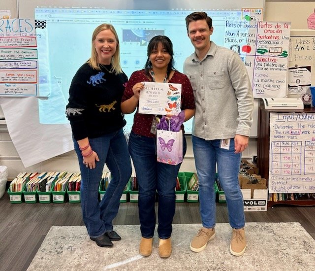 TamaraGarciaESL's tweet photo. This #ThankfulThursday has been an awesome day celebrating a rockstar @NorthrichBears 4th grade DL teacher @_MrsLucio with amazing language practices and environment ❤️💜💙🌎🧠 @RISDMET 

#multilingualeducation #duallanguage #RISDBeTheOne #languagerich https://t.co/HjmN8eFRY8