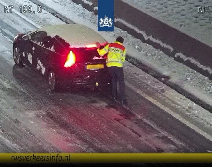 Onze weginspecteur helpt een auto op weg op de N7