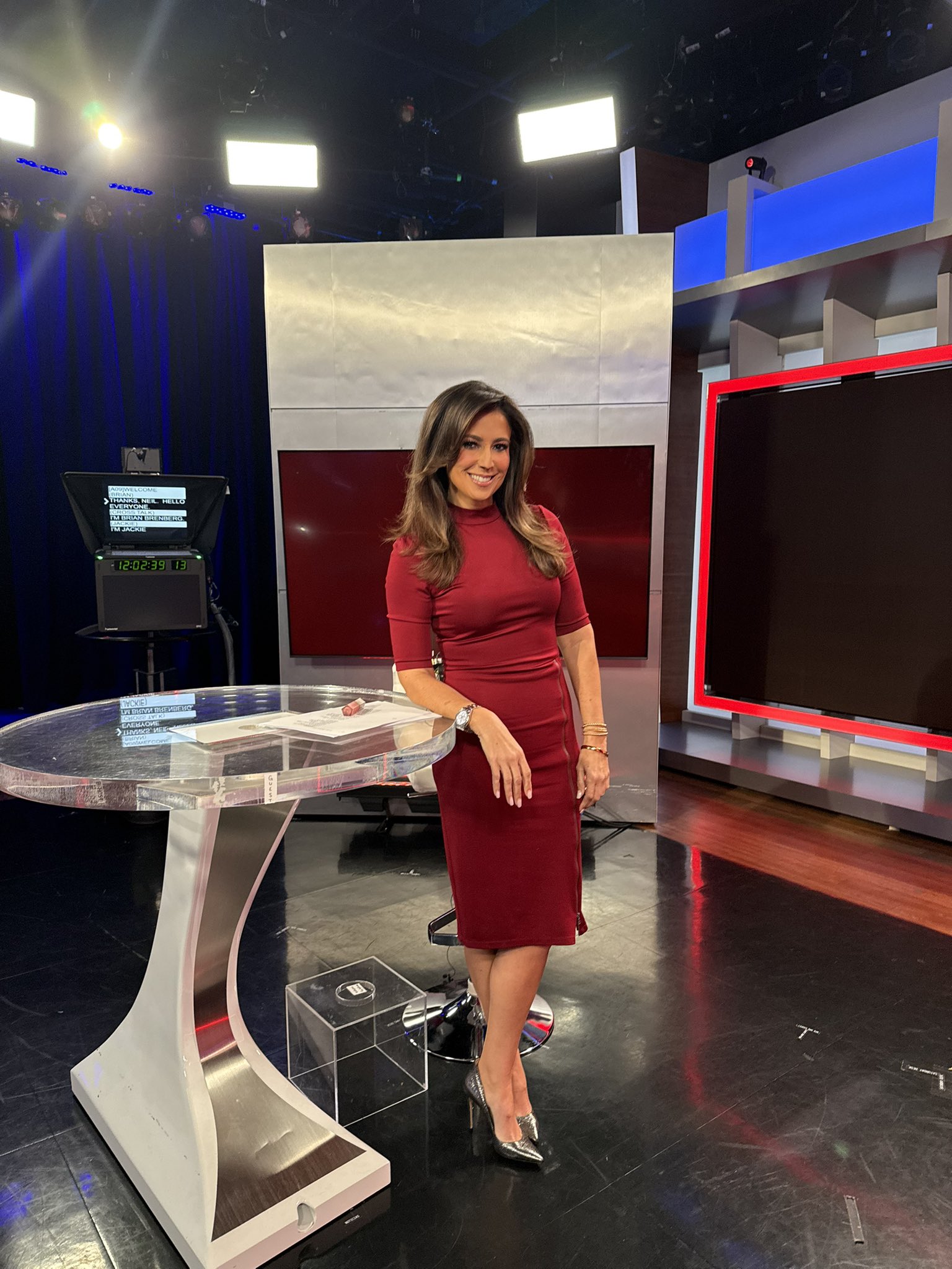 Julie Banderas on X: "Tune into today's show @FoxNoticiasEnX at 4:00pm ET.  You can watch it on @FOXDeportes, or at https://t.co/0thY4Zjx8U or on our  YouTube channel. It also airs at 5:00pm on @