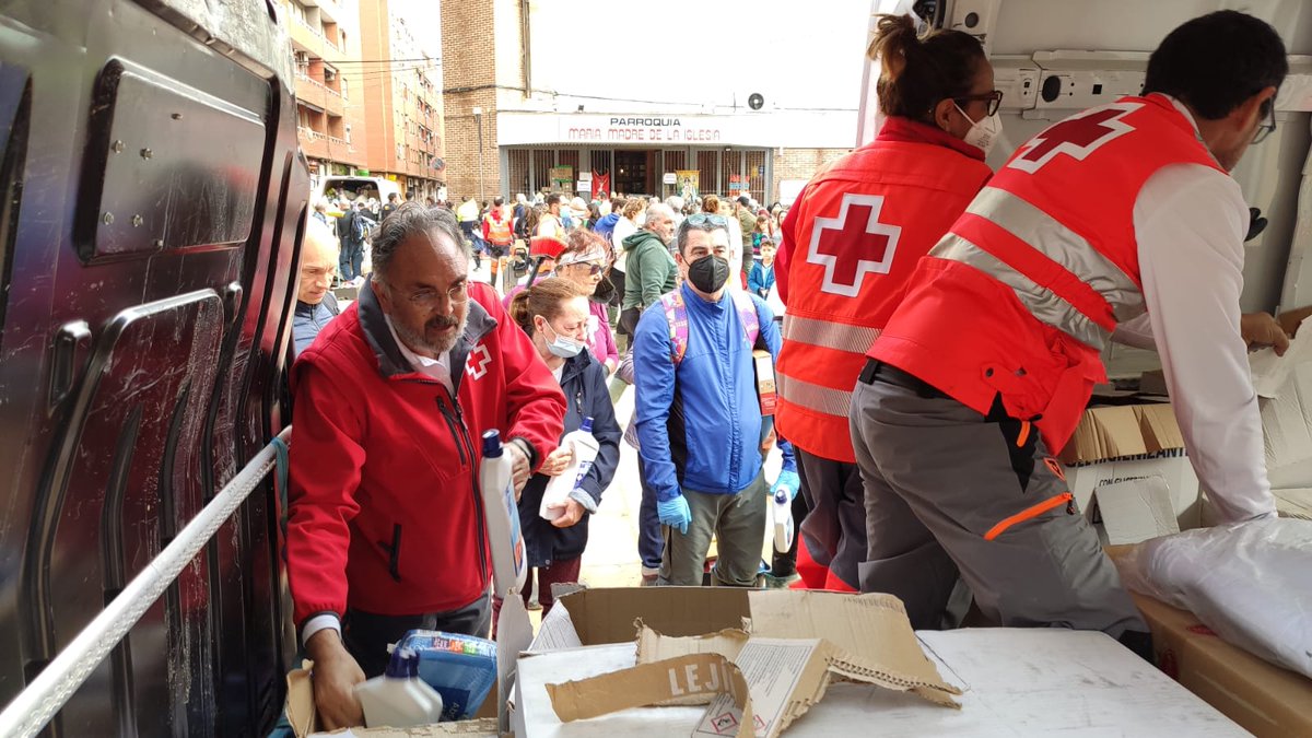 CruzRojaEsp's tweet photo. Si no nos ves en tu calle, es probable que estemos trabajando justo a dos o tres calles de distancia.
📍 Foto: #Catarroja, #Valencia, durante el fin de semana pasado. https://t.co/zPKkNjPduZ