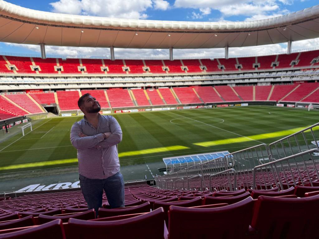 Ruomers's tweet photo. Aquí esperando el concierto de Shakira. #gay #gaygdl #gaybear #gayboy #shakira https://t.co/khXMD8kUko