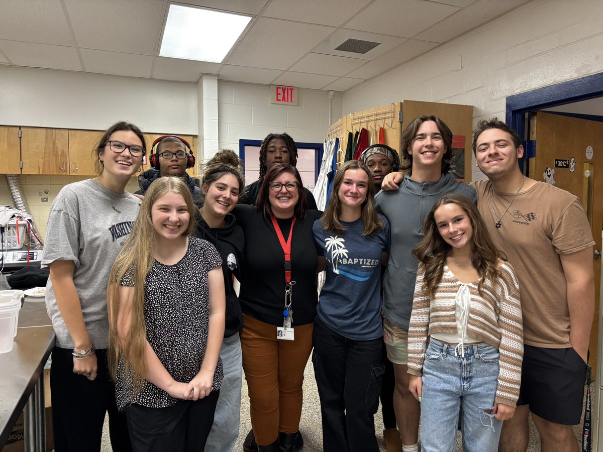 Look at these 10 Servsafe Managers! 👀 Beyond proud and beyond blessed to teach this group! ❤️ <a href="/KempsAcademy/">𝕂𝕖𝕞𝕡𝕤𝔸𝕔𝕒𝕕𝕖𝕞𝕪</a> <a href="/KHS_Chiefs/">Kempsville Chiefs</a> #KHSCatering