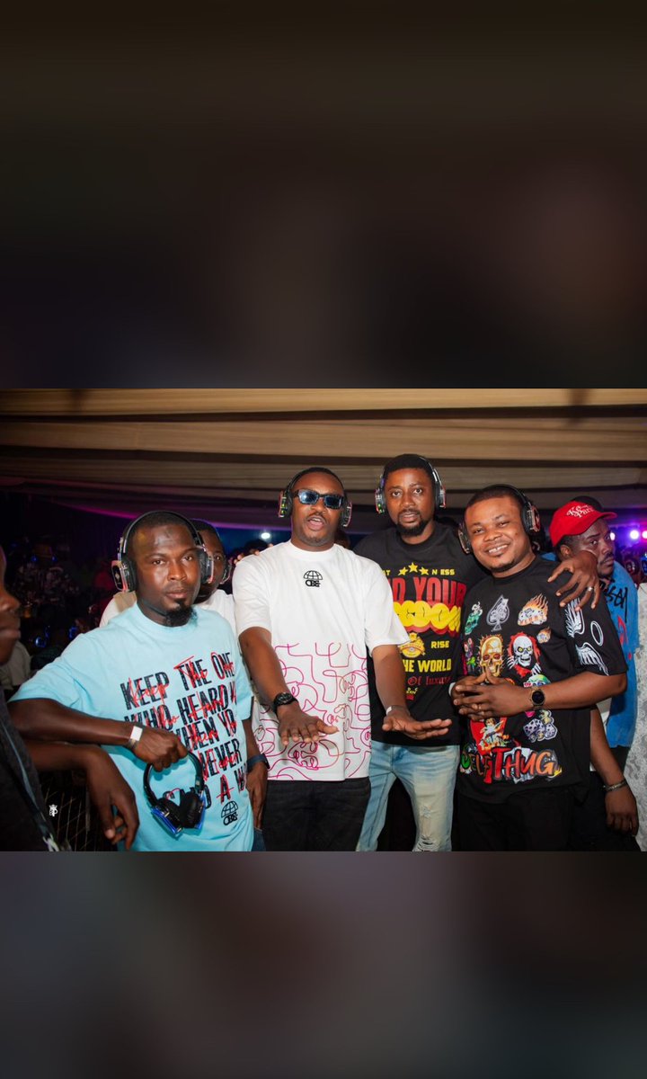 jakidni's tweet photo. We put our earphones on waiting for #Morayo to drop ❤️🦅 #bigwizzy
#wizkidayo https://t.co/GYaRebrjgD