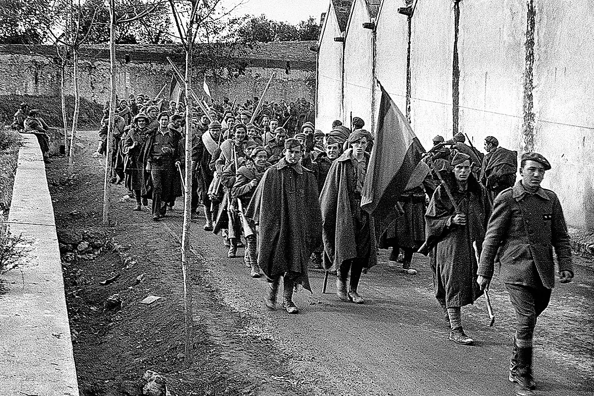 magago's tweet photo. Contáronme unha historia marabillosa da guerra civil. Un rapaz de Foz foi mandado á fronte. Era analfabeto, así que el e a súa parella idearon un sistema para comunicarse por correspondencia desde a fronte. https://t.co/7PL8Fh9i32