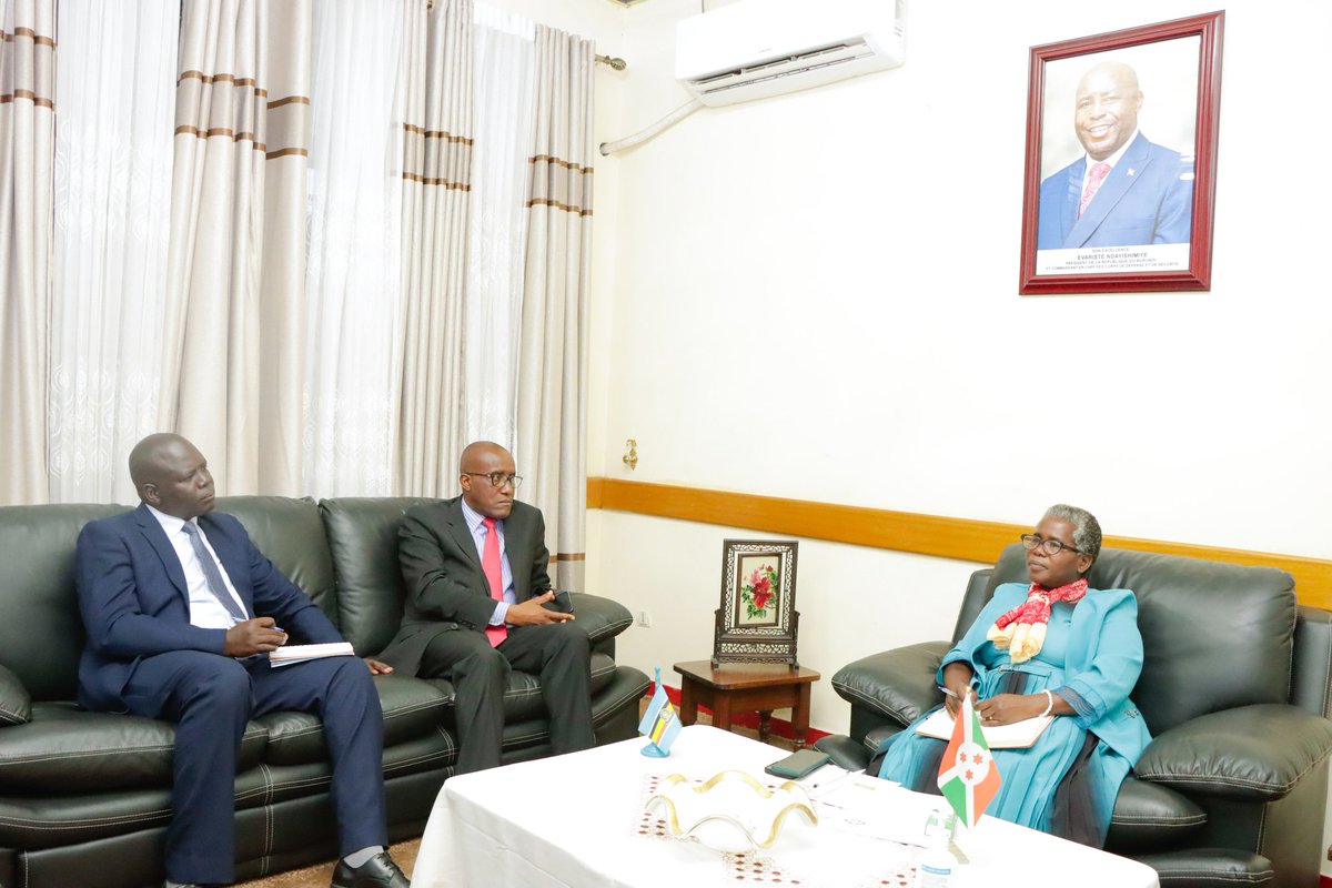 msp_burundi's tweet photo. Le Ministre Dr @Lydwinebara a reçu en audience =ment ce 21/11/2024, #Elly #Chemy,Directeur des Programmes à #CURE #INTERNATIONAL #CHILDREN'S #HOSPITAL.#Elly venait présenter son projet de construire un #hôpital pr la #chirurgie #orthopédique surtout pour les enfants de 0-18 ans. https://t.co/rmEi5EcFFc