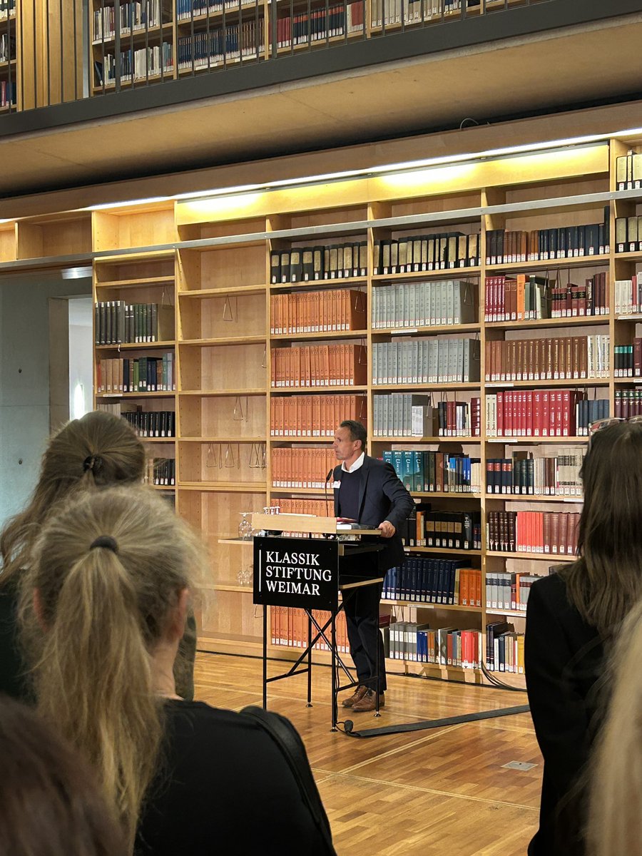 KlassikStiftung's tweet photo. Unter anderen Stiftungspräsidentin Ulrike Lorenz, Direktorin der Museen Annette Ludwig &amp; Autor Florian Illies eröffnen im Bücherkubus der Herzogin Anna Amalia Bibliothek unsere letzte große Ausstellung dieses Jahr! Ab heute gibt’s Caspar David Friedrich in #Weimar! #cdf250 https://t.co/4v4864n4Mn