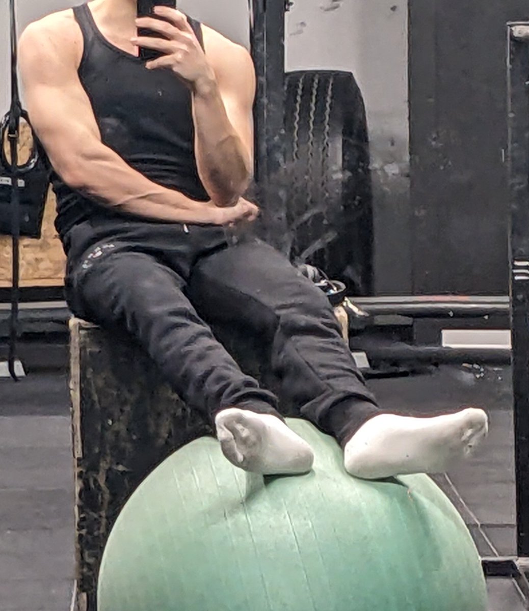 ANY LOSER WHO WANTS TO CLEAN MY SWEATY SOCKS? 🧦💦 

I'm strong 💪🏻 
you're weak 😔 

#findom #cashmaster #twinkmaster #feet #socks #malefeet