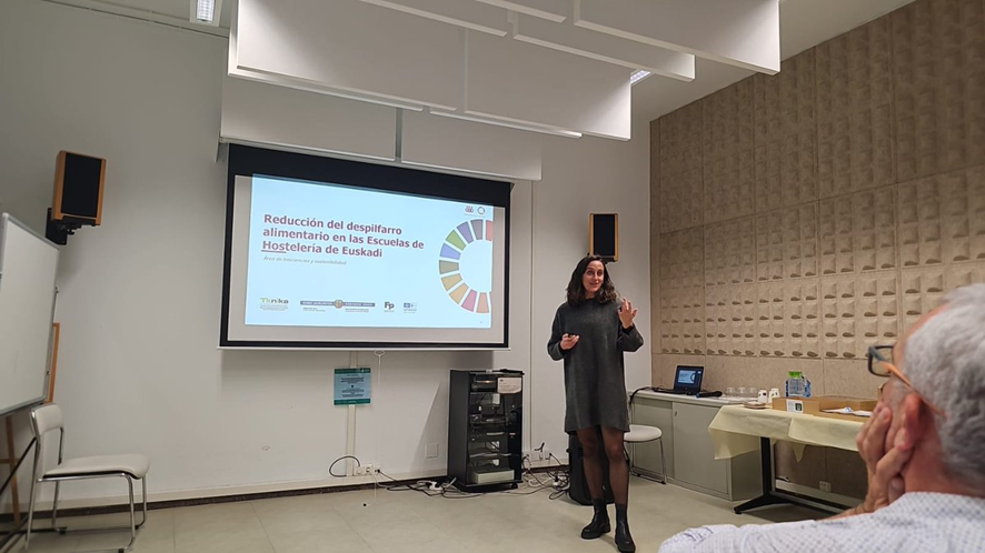 tknika's tweet photo. Amaia Caballero @tknika-ko Biozientziak eta Jasangarritasuna arloko ikertzaileak @FPeuskadi-ko proiektuak aurkeztu dizkio 𝐆𝐚𝐫𝐚𝐩𝐞𝐧 𝐈𝐫𝐚𝐮𝐧𝐤𝐨𝐫𝐫𝐚𝐫𝐞𝐧 𝐚𝐥𝐝𝐞𝐤𝐨 𝐀𝐫𝐚𝐛𝐚𝐤𝐨 𝐀𝐥𝐢𝐚𝐧𝐭𝐳𝐚𝐫𝐢. Jardunaldiaren leloa "Elikadura arduratsurantz" izan da. https://t.co/GcmrwdYHHi