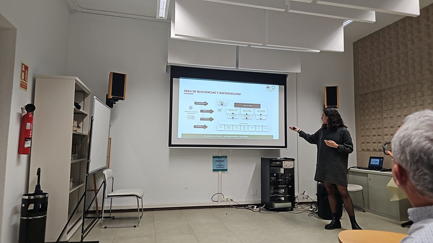 tknika's tweet photo. Amaia Caballero @tknika-ko Biozientziak eta Jasangarritasuna arloko ikertzaileak @FPeuskadi-ko proiektuak aurkeztu dizkio 𝐆𝐚𝐫𝐚𝐩𝐞𝐧 𝐈𝐫𝐚𝐮𝐧𝐤𝐨𝐫𝐫𝐚𝐫𝐞𝐧 𝐚𝐥𝐝𝐞𝐤𝐨 𝐀𝐫𝐚𝐛𝐚𝐤𝐨 𝐀𝐥𝐢𝐚𝐧𝐭𝐳𝐚𝐫𝐢. Jardunaldiaren leloa "Elikadura arduratsurantz" izan da. https://t.co/GcmrwdYHHi