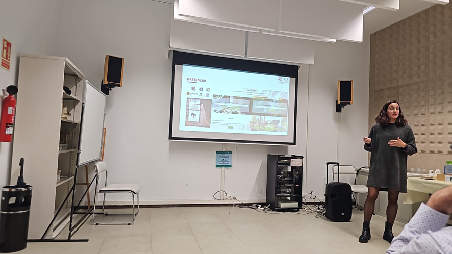 Amaia Caballero <a href="/tknika/">Tknika</a>-ko Biozientziak eta Jasangarritasuna arloko ikertzaileak <a href="/FPeuskadi/">FPeuskadi</a>-ko proiektuak aurkeztu dizkio 𝐆𝐚𝐫𝐚𝐩𝐞𝐧 𝐈𝐫𝐚𝐮𝐧𝐤𝐨𝐫𝐫𝐚𝐫𝐞𝐧 𝐚𝐥𝐝𝐞𝐤𝐨 𝐀𝐫𝐚𝐛𝐚𝐤𝐨 𝐀𝐥𝐢𝐚𝐧𝐭𝐳𝐚𝐫𝐢. Jardunaldiaren leloa "Elikadura arduratsurantz" izan da.