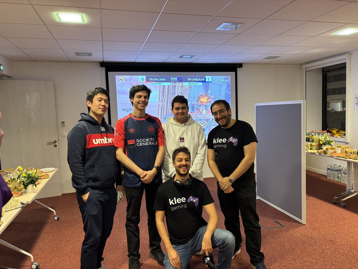 Klee_Group's tweet photo. En direct @LightningEnki nous a fait la surprise de nous rejoindre aux côtés de nos guests @Mhaubbe @NaetorU_D. Une ambiance de folie avec la team organisatrice @AmineBedj @ThibaultIngarg1 réunie pour un moment inoubliable ! 🔥
➡️ https://t.co/Gga44nHtSD
#Esport #SmashBros https://t.co/RdeZDLIANo
