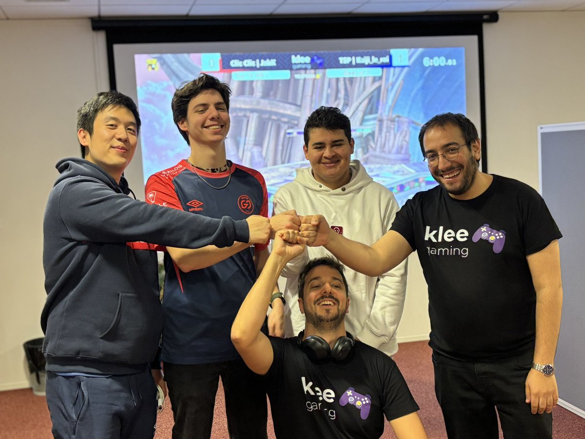 Klee Group (@klee_group) on Twitter photo En direct <a href="/LightningEnki/">LightningEnki ⚡</a> nous a fait la surprise de nous rejoindre aux côtés de nos guests <a href="/Mhaubbe/">IJC | Susu</a> <a href="/NaetorU_D/">GL | NaetorU</a>. Une ambiance de folie avec la team organisatrice <a href="/AmineBedj/">Amine Bedjaoui</a> <a href="/ThibaultIngarg1/">Thibault Ingargiola</a> réunie pour un moment inoubliable ! 🔥
➡️ twitch.tv/kleegroup
#Esport #SmashBros En direct <a href="/LightningEnki/">LightningEnki ⚡</a> nous a fait la surprise de nous rejoindre aux côtés de nos guests <a href="/Mhaubbe/">IJC | Susu</a> <a href="/NaetorU_D/">GL | NaetorU</a>. Une ambiance de folie avec la team organisatrice <a href="/AmineBedj/">Amine Bedjaoui</a> <a href="/ThibaultIngarg1/">Thibault Ingargiola</a> réunie pour un moment inoubliable ! 🔥
➡️ twitch.tv/kleegroup
#Esport #SmashBros