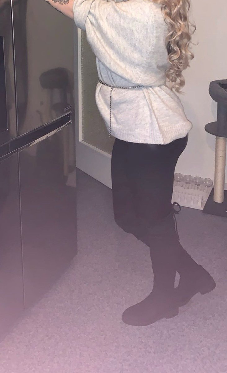 Crazygoddess9's tweet photo. Knie nieder du kleine Bitch. 
Mehr als zahlen kannst du eh nicht 
#findom #geldherrin #sklave #herrin https://t.co/W9q5gtU5v9