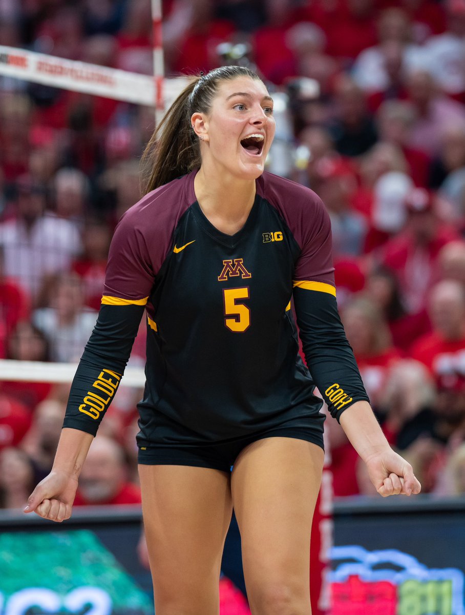 GopherVBall's tweet photo. One of the greatest to do it at the ‘U’ 〽️

-51 assists (season-high), 13 digs 4 kills, 2 aces at UW
-Now at No. 6 in assists at Minnesota (4,925)
-Moved up to No. 8 in digs (1,426) in Gophers history 

Mel has done anything and everything for our program. https://t.co/k6lH128bL1