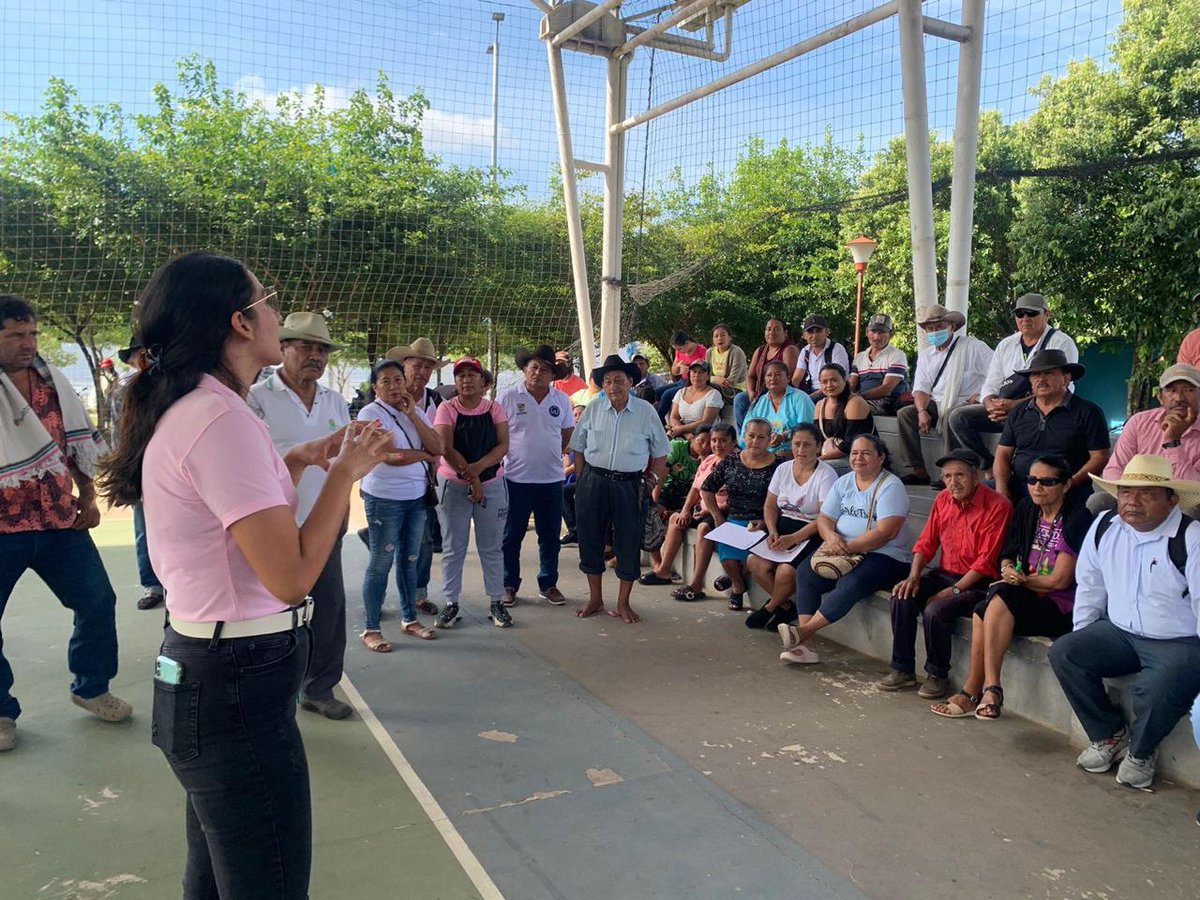 URestitucion's tweet image. 🤝🏼La #URT territorial Bogotá aceptó la invitación realizada por el personero del municipio de #Pore, Casanare, para llevar oferta institucional a comunidad víctima de la violencia. En el espacio también participó @AgenciaTierras y cada entidad despejó dudas frente a la…