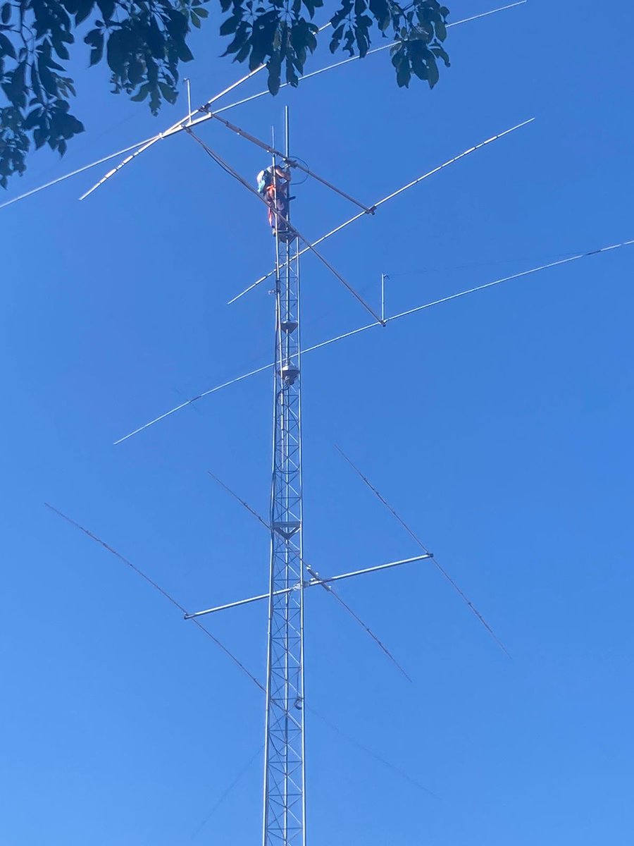 PY2FRQ's tweet photo. A problem with the balun made me climb the tower several times. Now everything is fine for CQWW CW.
#CQWWCW the best
See you in the bands https://t.co/PiRGJMnzB1