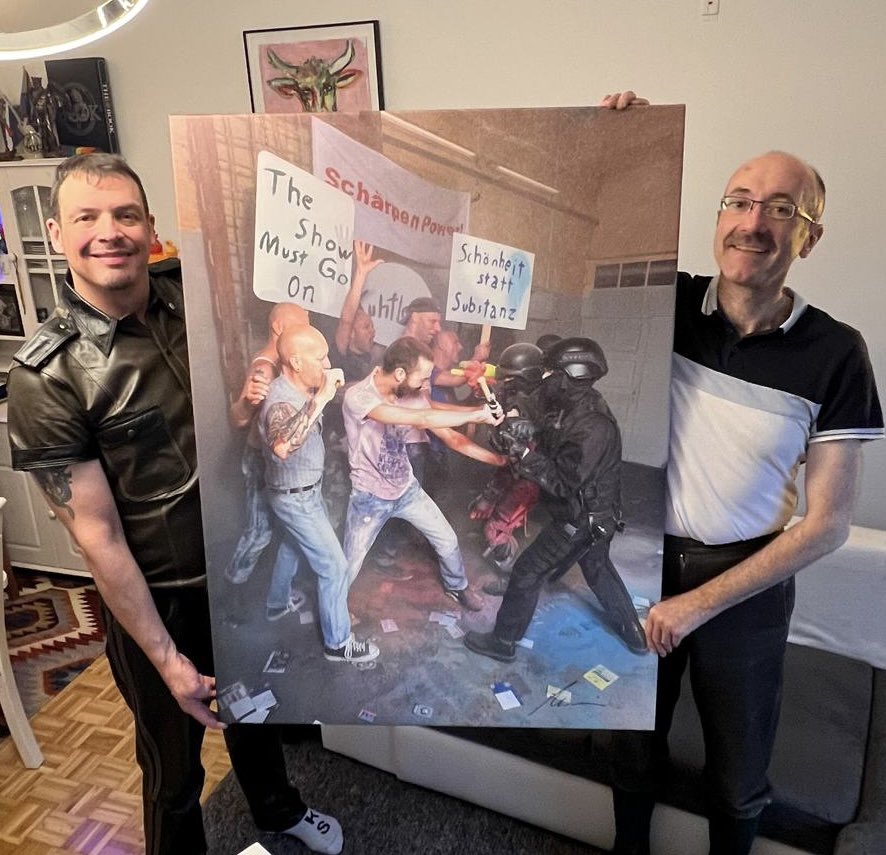 Ein Bild, das an unsere vergangenen Kämpfe erinnern soll,erinnert an Zeiten, die nur einmal erlebt werden sollten. Leider steht zu befürchten,dass wir für unsere Rechte und Freiheiten wieder deutlicher und lauter einstehen müssen. 

Danke,Ulli, für das Bild und die liebe Widmung.