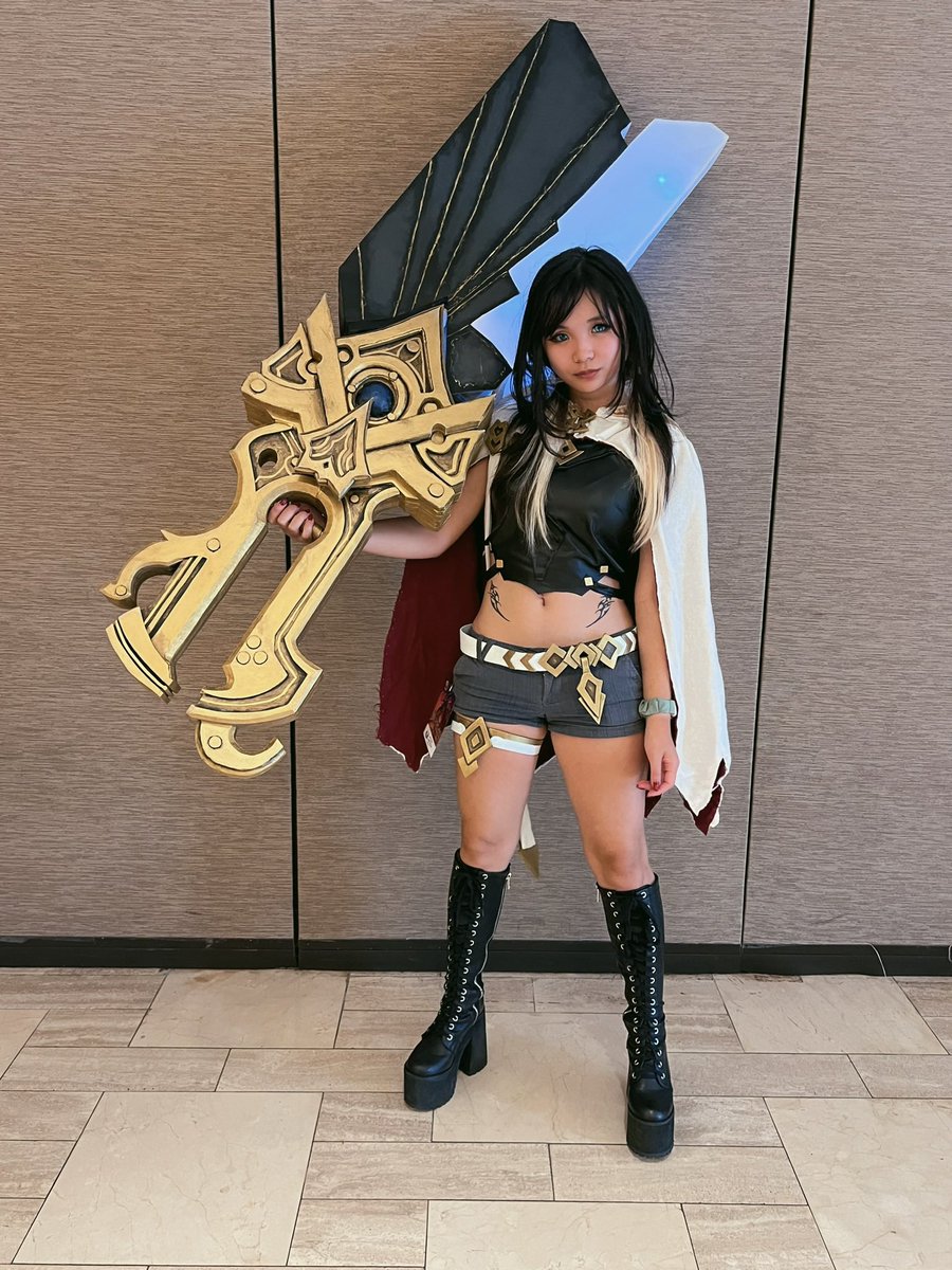 Hi hi to all the Brawlhalla people that now follow me 🫶🫶 I #cosplay from lots of different games/shows but my heart is in prop making!! Planning on going all out for BCX 2025 🤭 Me as Senna from <a href="/LeagueOfLegends/">League of Legends</a> ⬇️