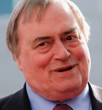 JonAustinjourn1's tweet image. When I cheekily asked for #JohnPrescott's phone number towards the  end of an interview about traveller sites while at the #Basildon Echo,  he became serious &amp;amp; said what sounded like 'site 2'. I said  'what?' &amp;amp; he said it again &amp;amp; I was then ushered away by the Labour  entourage.
