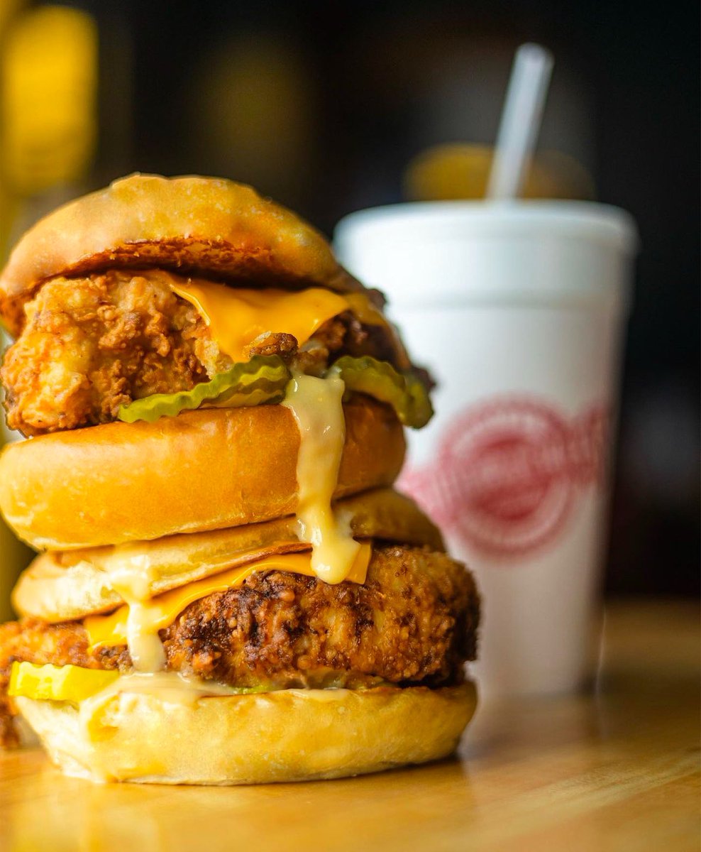 Stacked with flavor and dripping with greatness. Ready to dive in?  😋 🤤 🐓 #Fuddruckers #crispychicken