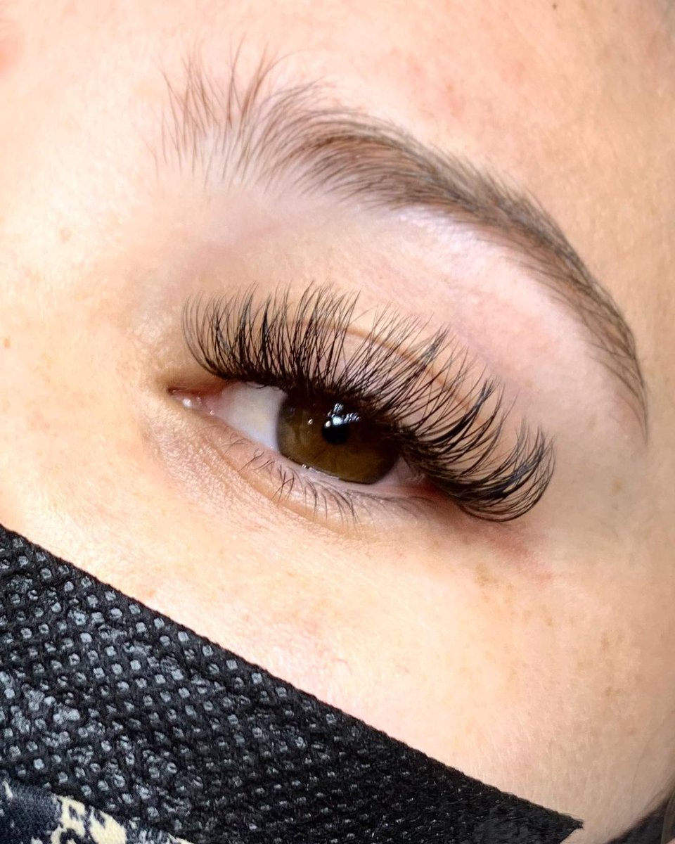 Glam it up with a set of effortlessly chic, lightweight lashes in preparation for your #Thanksgiving and #Friendsgiving get togethers. 💕 #LavishKapolei #lashextensions PC: @frankie__estheticsxnails