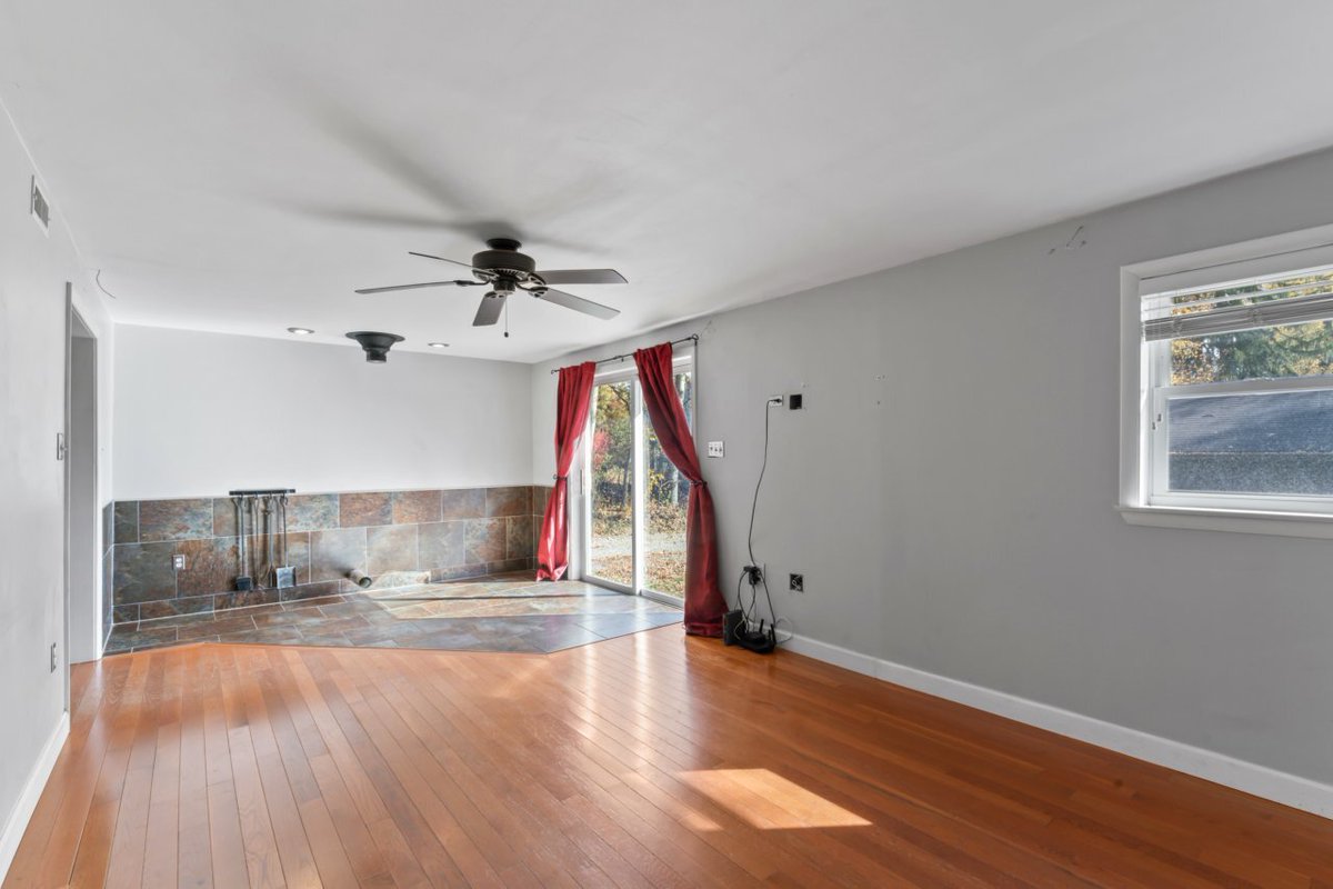 hommati227's tweet photo. 🏡🚨 Welcome to this modest 2 bedroom retreat on a private road, offering a perfect blend of cozy cabin style and modern updates.📍615 Midway Dr, Beaver, PA 15009
View at: https://t.co/eYEbjI2HmW

Listed by: Megan Laughlin
📸 by: @Hommati227

#newlisting #newlistingalert... https://t.co/PXBGVwGlK7