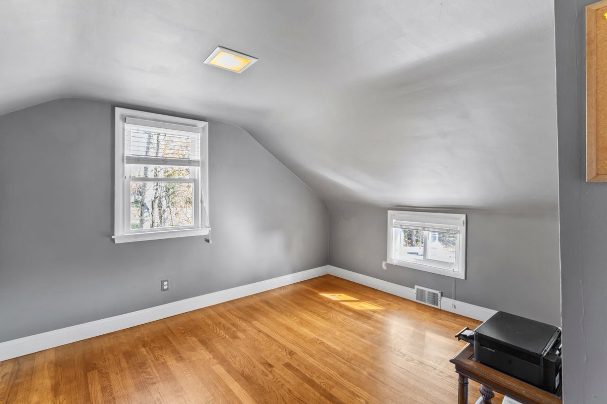 hommati227's tweet photo. 🏡🚨 Welcome to this modest 2 bedroom retreat on a private road, offering a perfect blend of cozy cabin style and modern updates.📍615 Midway Dr, Beaver, PA 15009
View at: https://t.co/eYEbjI2HmW

Listed by: Megan Laughlin
📸 by: @Hommati227

#newlisting #newlistingalert... https://t.co/PXBGVwGlK7