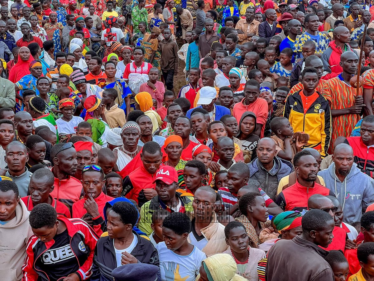 #Le_Flambeau_de_la_Paix_2024, en commune #Gitaramuka, S.E <a href="/GeneralNeva/">SE Evariste Ndayishimiye</a> a promis comme don à la population de #GITARAMUKA fenêtres, portes et blocks de latrines pour  finaliser les travaux de construction des classes de l'Ecole Fondementale de Gahahe.