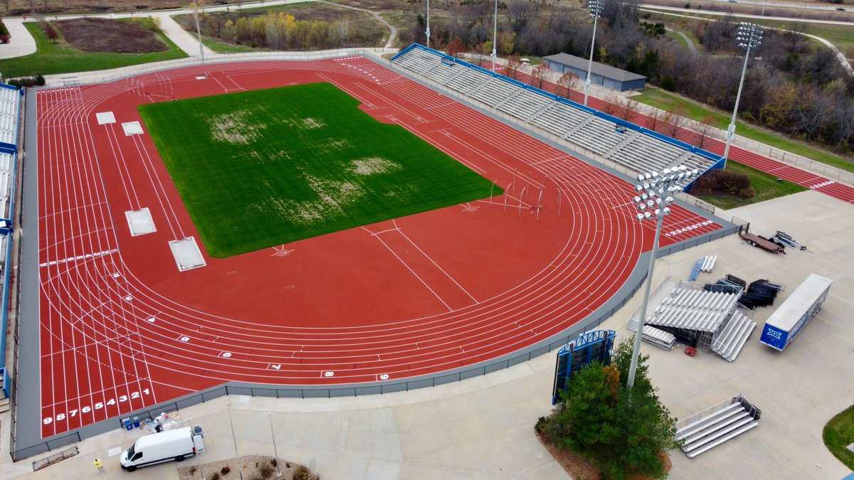 BeynonSports's tweet image. Our BSS 2000 track surface has been trusted at the @UnivOfKansas Rock Chalk Park for 10 years!🤝After its recent resurfacing and new striping, our @BeynonSports team hopes that @kansastfxc and the rest of the Jayhawks enjoy their track more than ever. 🏃💨

We can&apos;t wait for…