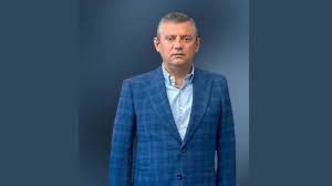 👉Özgür Özel:  "Üye alımları sırasında CHP’ye terör örgütleri sızmasın diye MİT’ten destek istedik."
👉Gerçekten bu dangalak ve ibrikçileri ile CHP’nin iktidar olabileceğine Erdoğan’ı devirebileceğine inanan var mı? #cokusdonemi