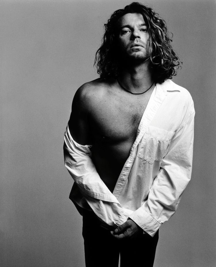 jaytennant_'s tweet photo. Remembering the iconic Michael Hutchence of legendary band @INXS today 🖤♥️

Something of the ultimate frontman. With the sex appeal of Morrison, the charisma &amp; swagger of Jagger, but also an amazingly strong vocal identity and songwriting ability of his own. 

#MichaelHutchence https://t.co/mJ2Vu3sGsG