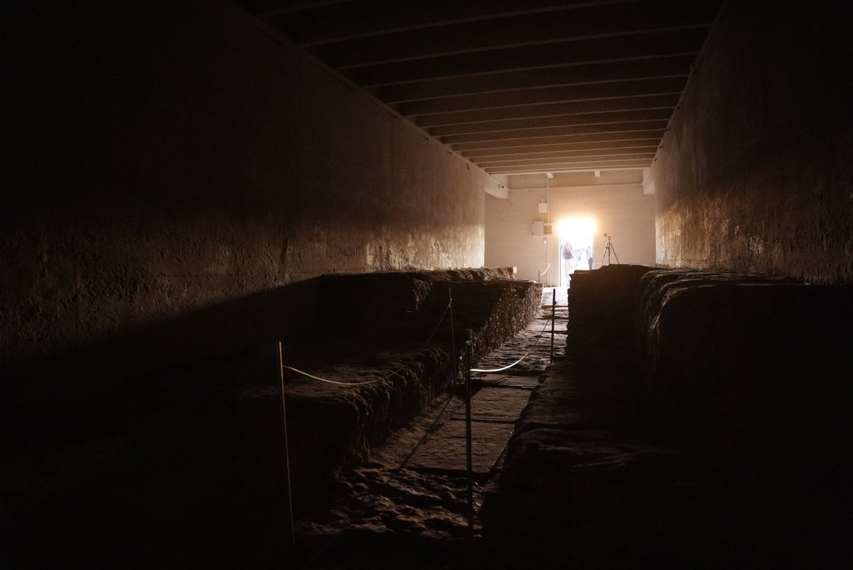 EPSevilla's tweet photo. Imágenes de los últimos rayos de sol previos al ocaso iluminando la galería y el fondo de la cámara funeraria del 'tholos' prehistórico de La Pastora, en Valencina de la Concepción https://t.co/W0DBgs30yO
