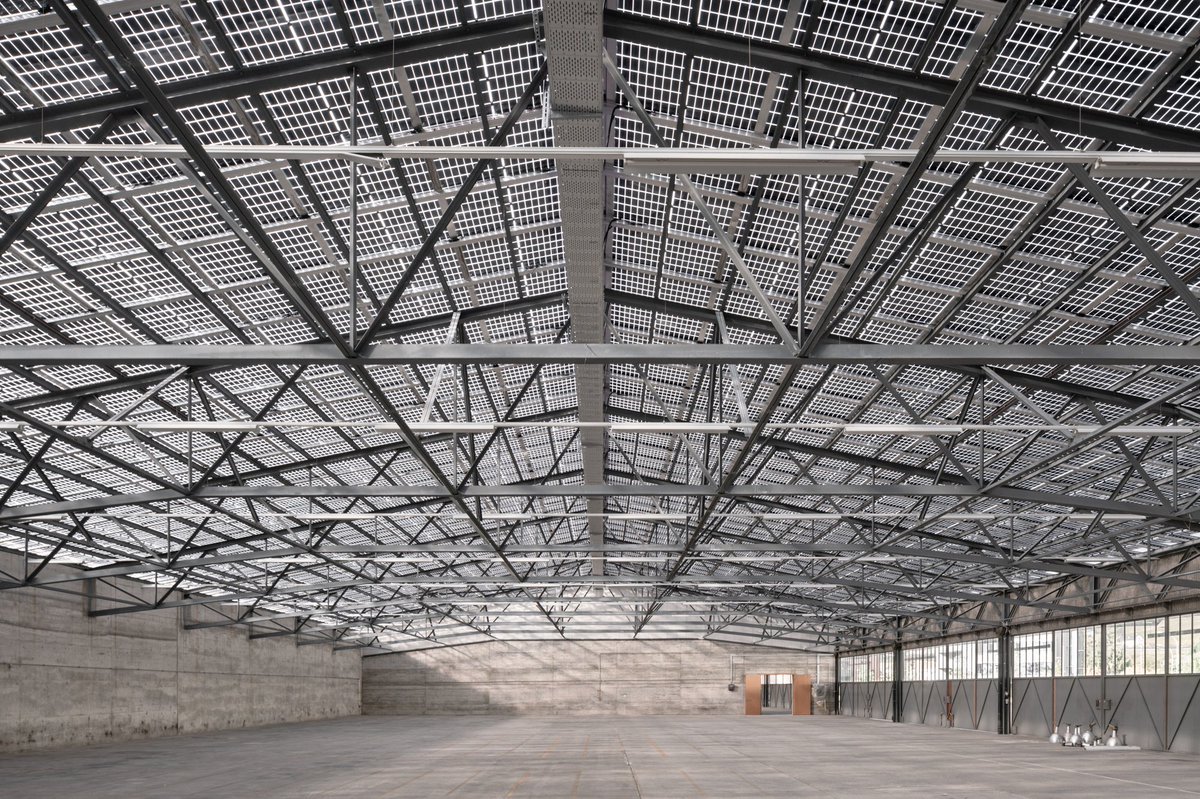 N_Schmid's tweet photo. Halle mit 749 kW semitransparenten PV-Modulen erreicht einen Deckungsgrad von 455%. 
Zudem wird tagsüber keine Beleuchtung benötigt. 
Mehr heimische Wertschöpfung und weniger teurer Geldabfluss in fossile Staaten ist gut. https://t.co/WSCFNpD8ud