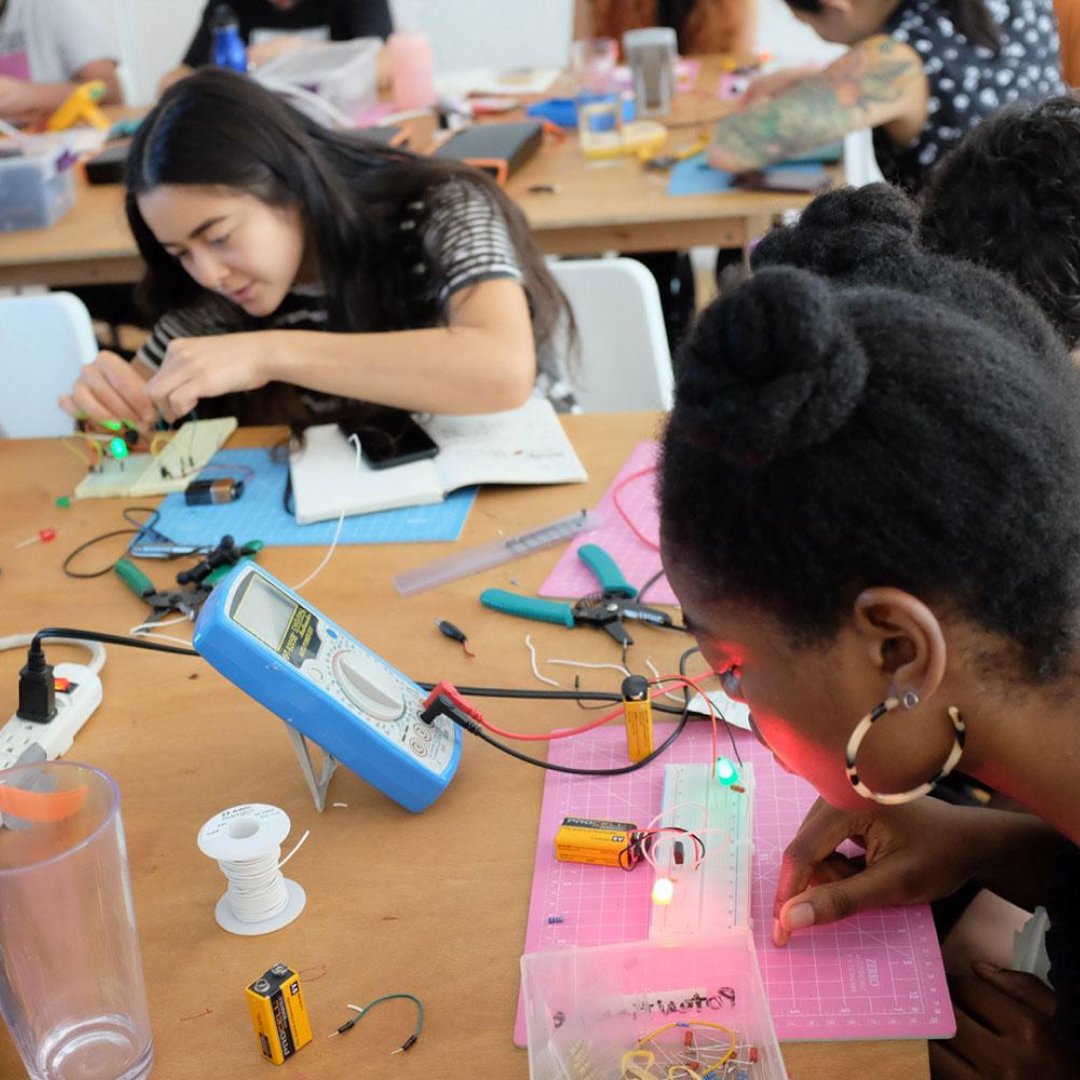 sfpc's tweet image. Announcing SFPC’s 2024 Community Fundraiser! In 2024, we organized 17 classes, with 50 teachers, reaching 580+ students. We also gave $335,000+ in scholarships, more than in any other year in SFPC’s history.

♡ Please consider supporting scholarships at sfpc.study/donate