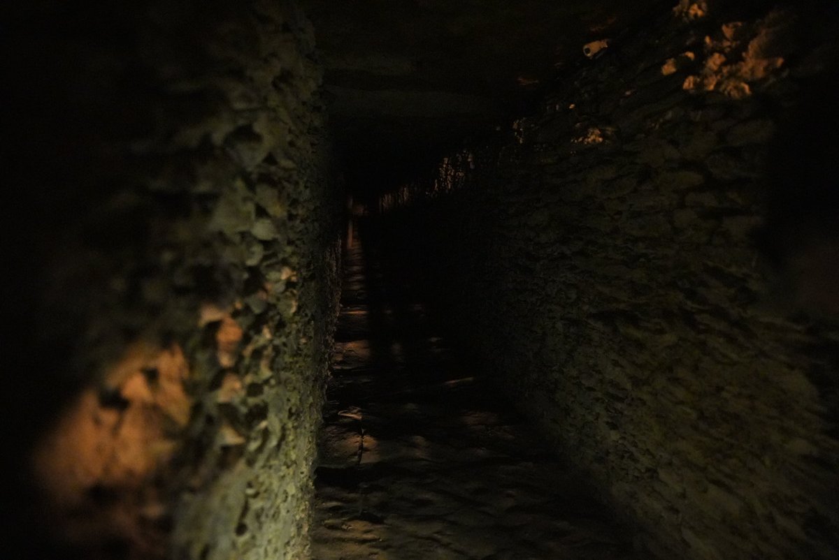 EPSevilla's tweet photo. Imágenes de los últimos rayos de sol previos al ocaso iluminando la galería y el fondo de la cámara funeraria del 'tholos' prehistórico de La Pastora, en Valencina de la Concepción https://t.co/W0DBgs30yO