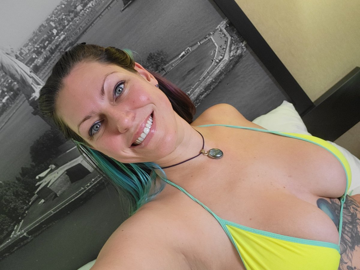 Vanessa Rain tweet media